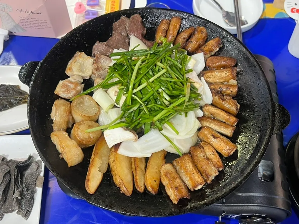 가지런히 담겨 나온 모둠곱창 한 판