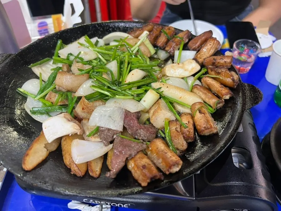 떡과 버섯, 양파가 들어 있는 오목한 판 안쪽
