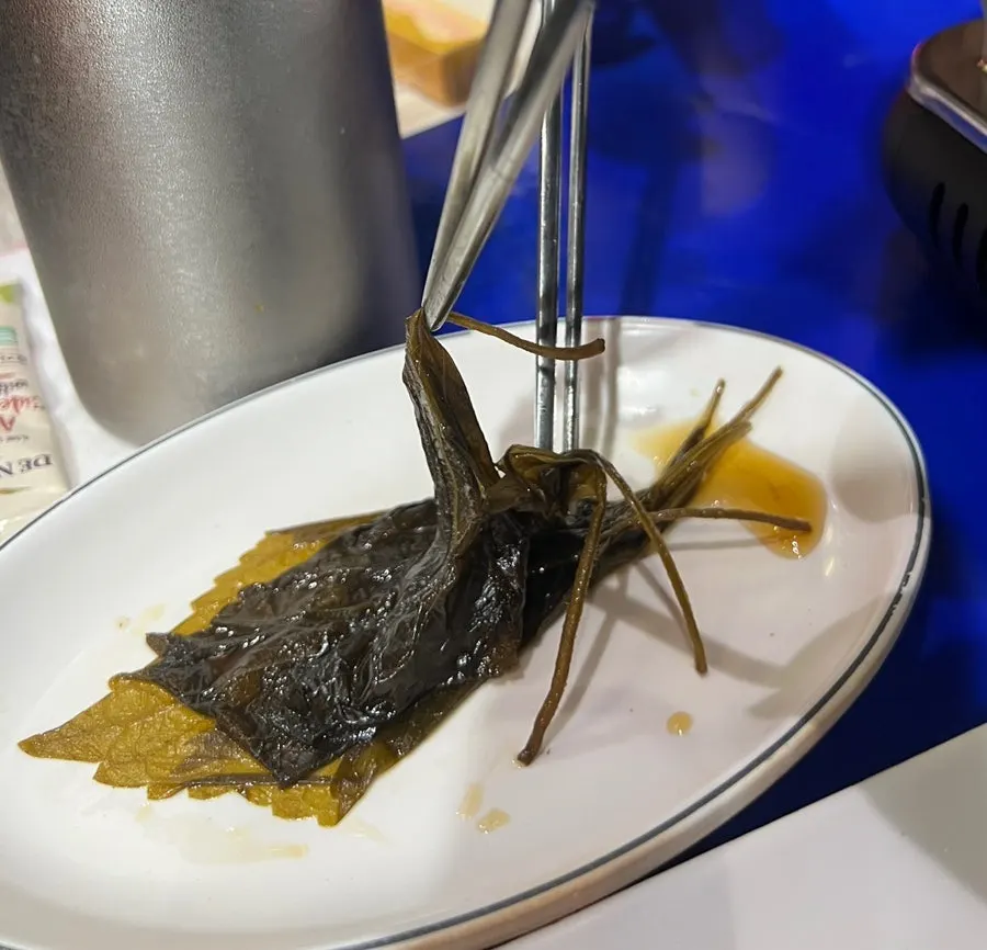 깻잎을 집는 깻잎논쟁 장면
