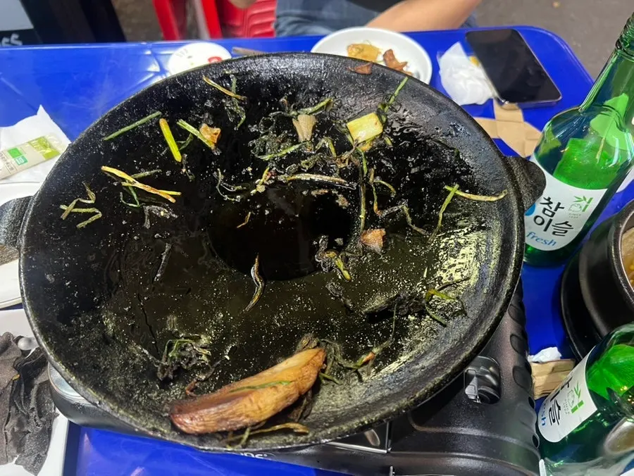 야외 자리에서 마무리한 곱창과 소주 상차림