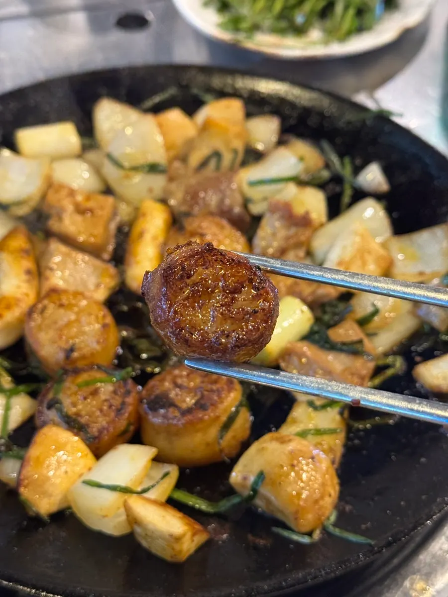 Assorted gopchang grilling to a golden brown