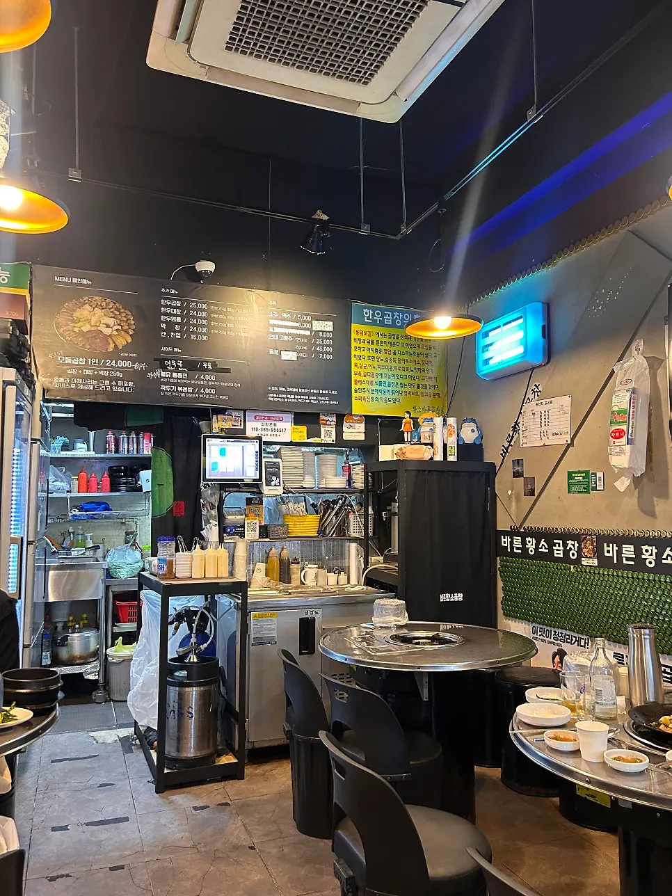 老舗風の雰囲気のバルンファンソゴプチャン店内席