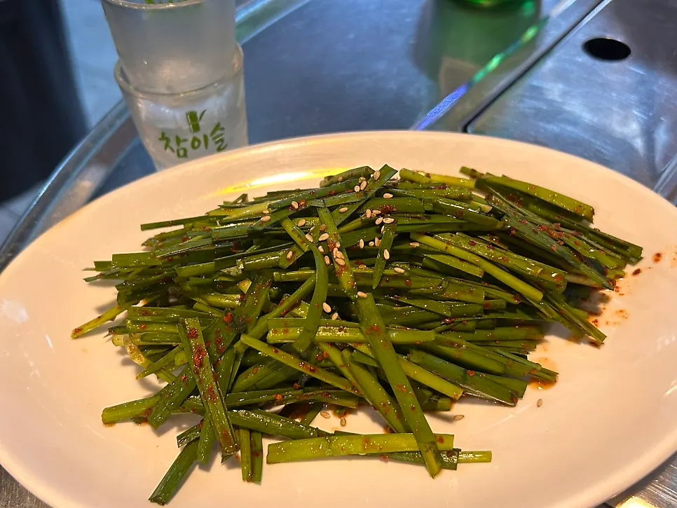 エゴマの葉やニラの漬物などの基本のおかず