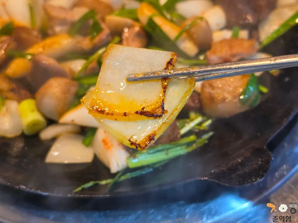 Onion and gopchang on the hot plate