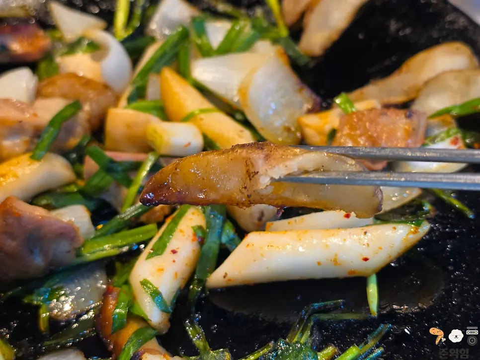 Potatoes and rice cake on the hot plate