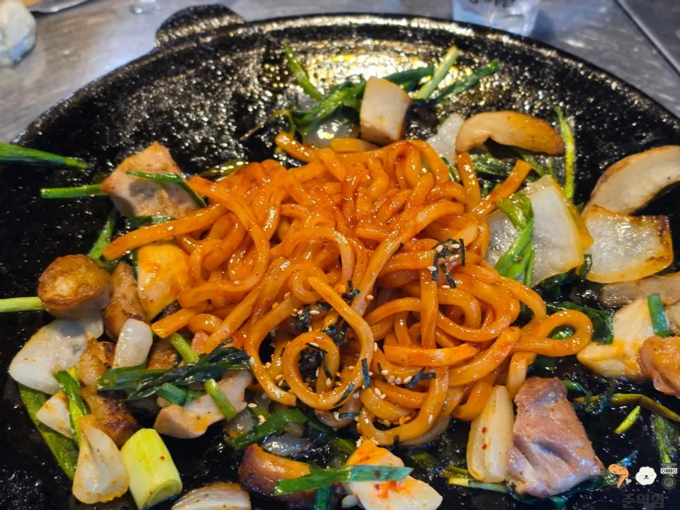 Buldak tongtong noodles served in a hot pot