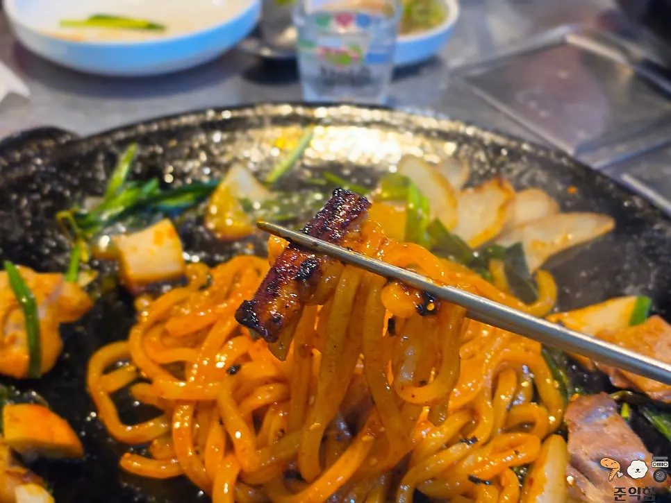Thick noodles of the buldak tongtong myeon
