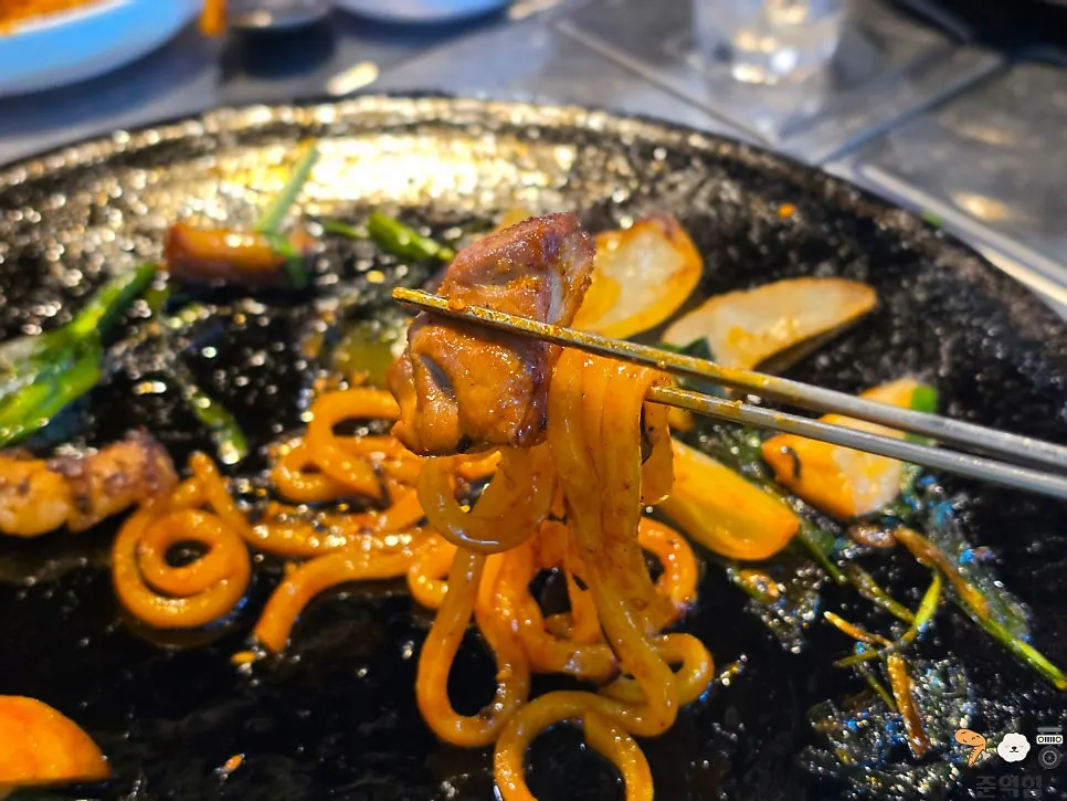 Buldak tongtong noodles paired with gopchang