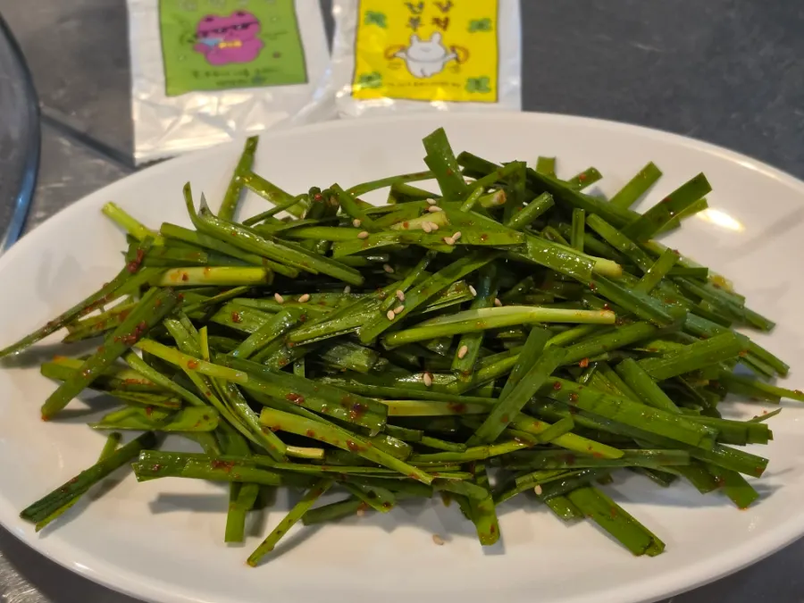 Basic side dishes of sauce, perilla leaf pickle, and chives