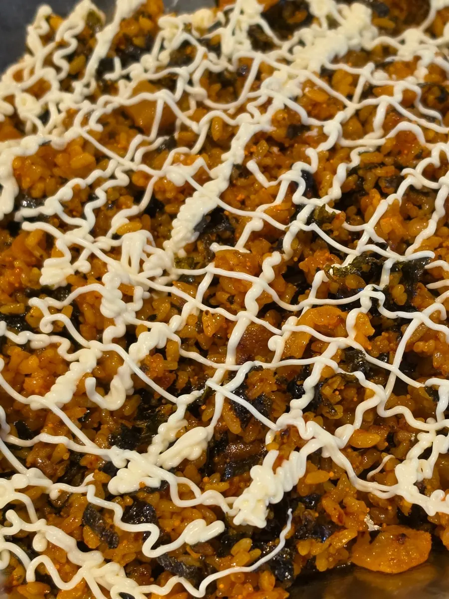 Hot plate full of kkakdugi fried rice