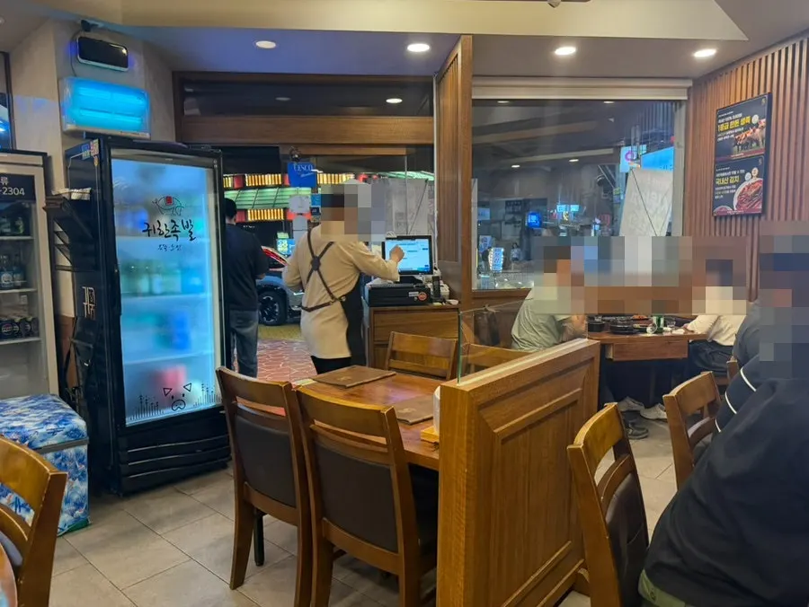 아늑한 조명의 귀한족발 사당점 홀 좌석