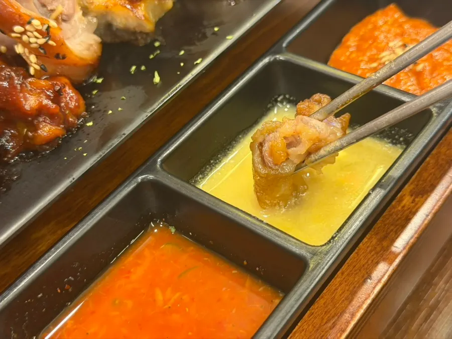 껍질과 살코기가 살아 있는 기본 족발 클로즈업