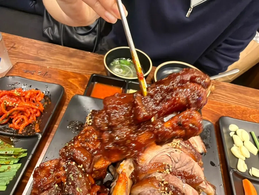 겨자에 찍어 먹는 족발 살코기