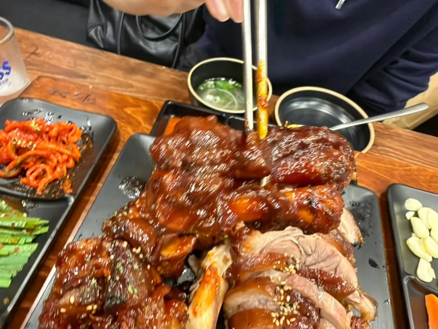 쌈에 올린 족발과 곁들임 채소