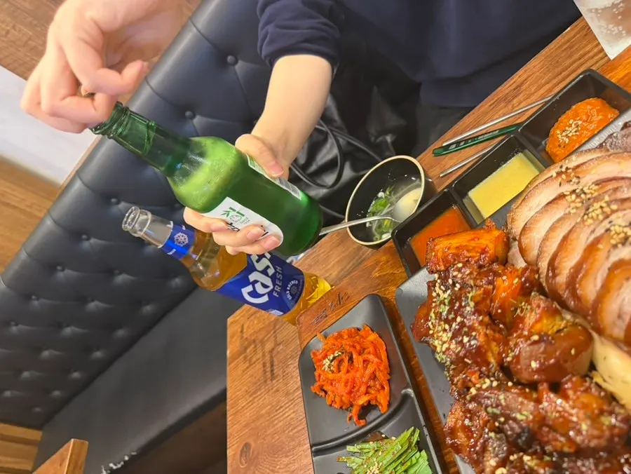불족발과 함께 놓인 술잔