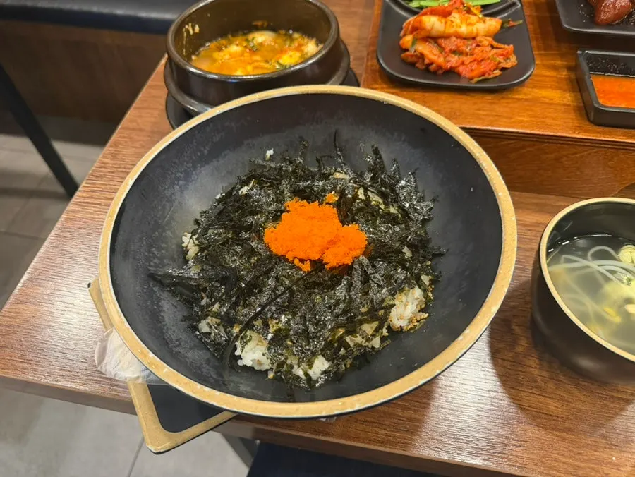 족발과 소맥을 곁들인 저녁 술상