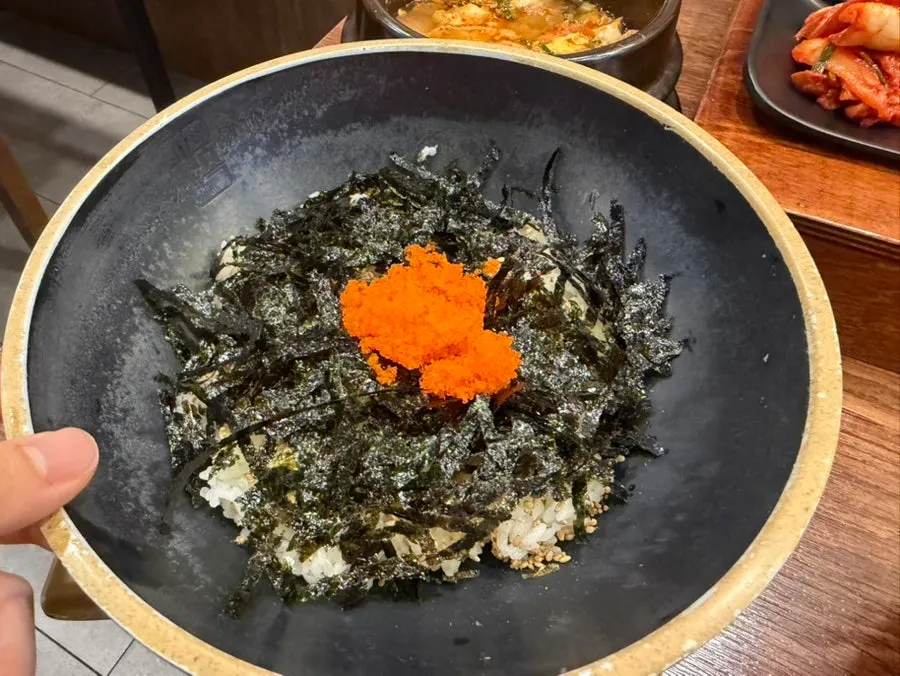 반반족발과 술잔이 놓인 테이블 전경
