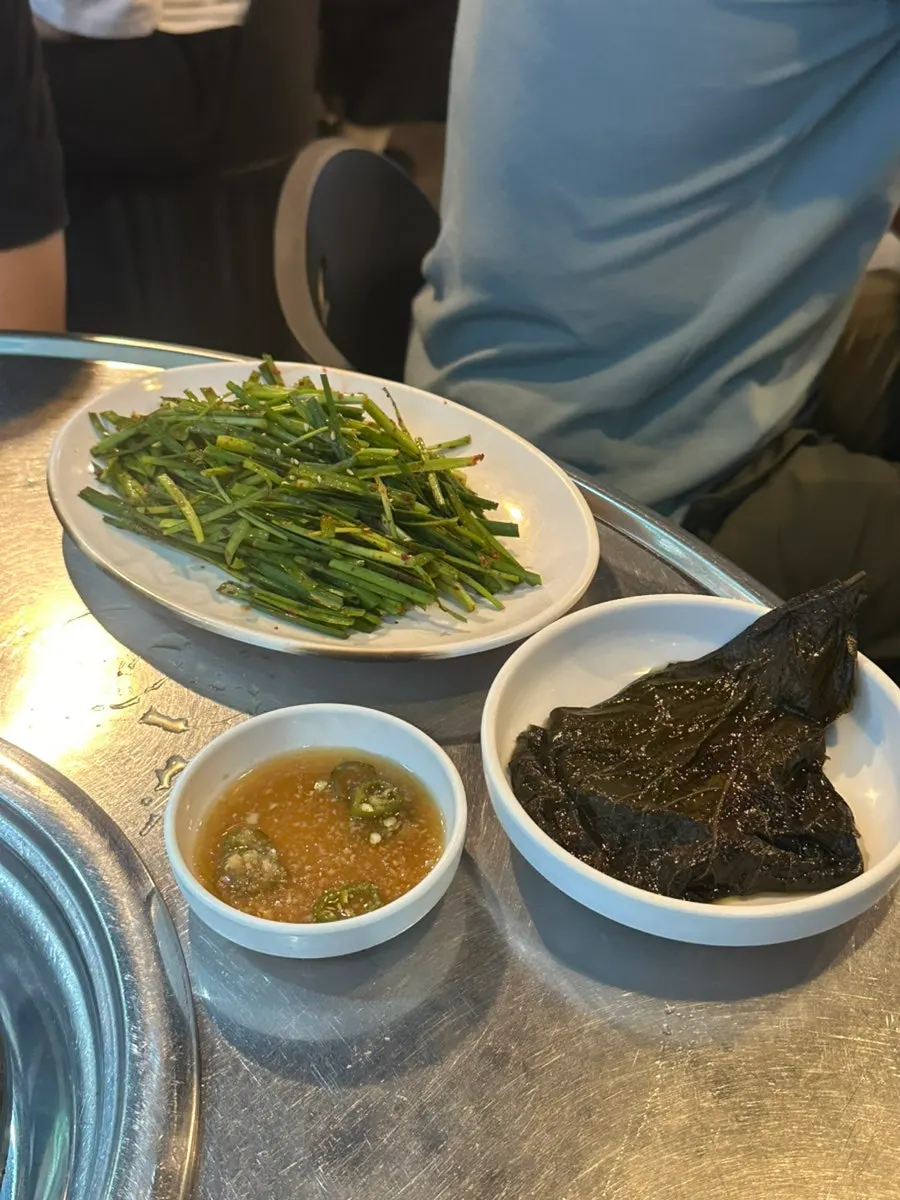 Basic side dishes including seasoned chives and perilla leaves