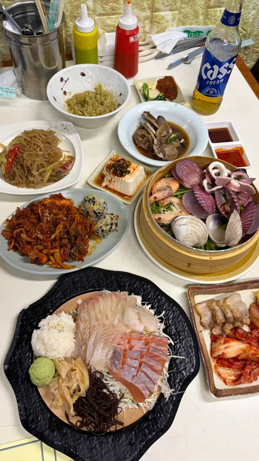 深達來實費舍堂店套餐下酒菜擺滿桌面