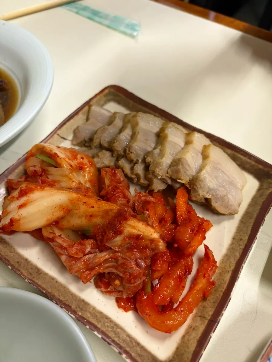 搭配白蘿蔔的一盤菜包肉