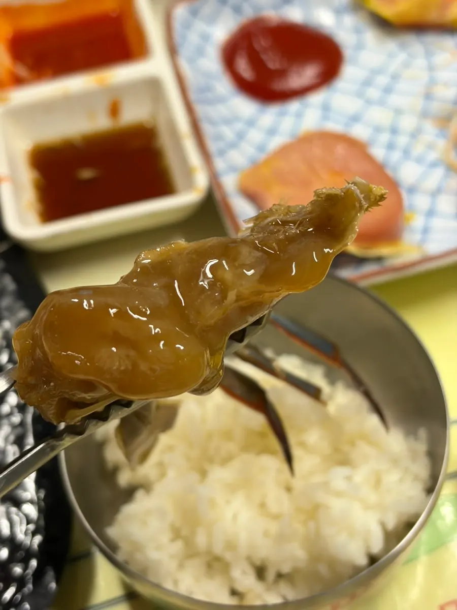 醬油醃蟹肉放在白飯上的樣子