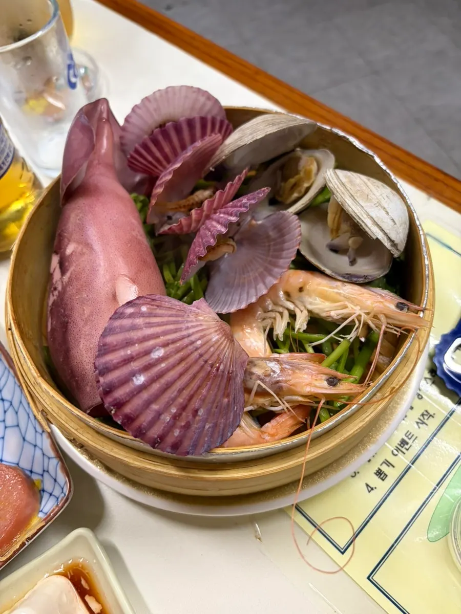 加了扇貝和蝦子的燉魷魚