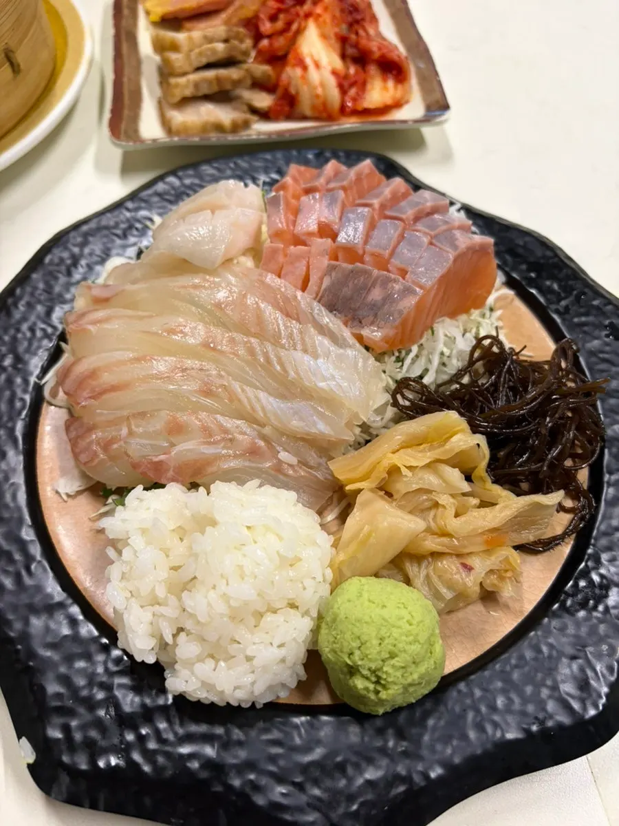 比目魚和鮭魚的熟成生魚片盤
