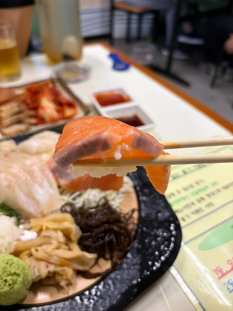 附上壽司飯的生魚片組合
