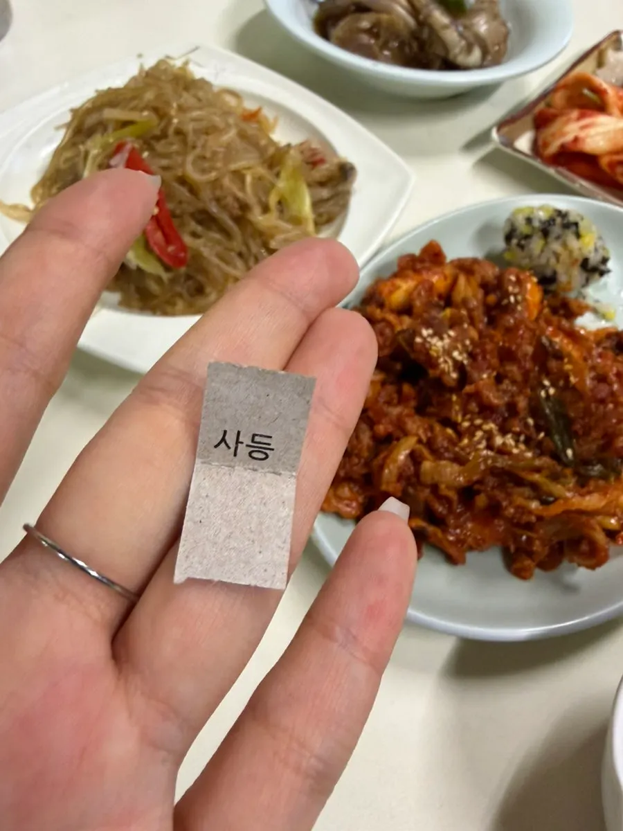 把生魚片捏成握壽司的樣子