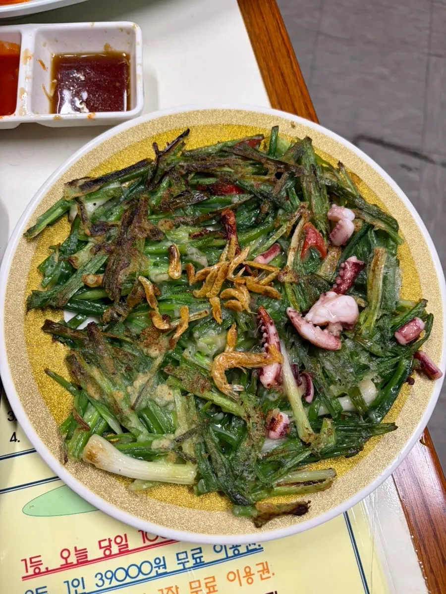 夾起鰈魚糖醋的樣子