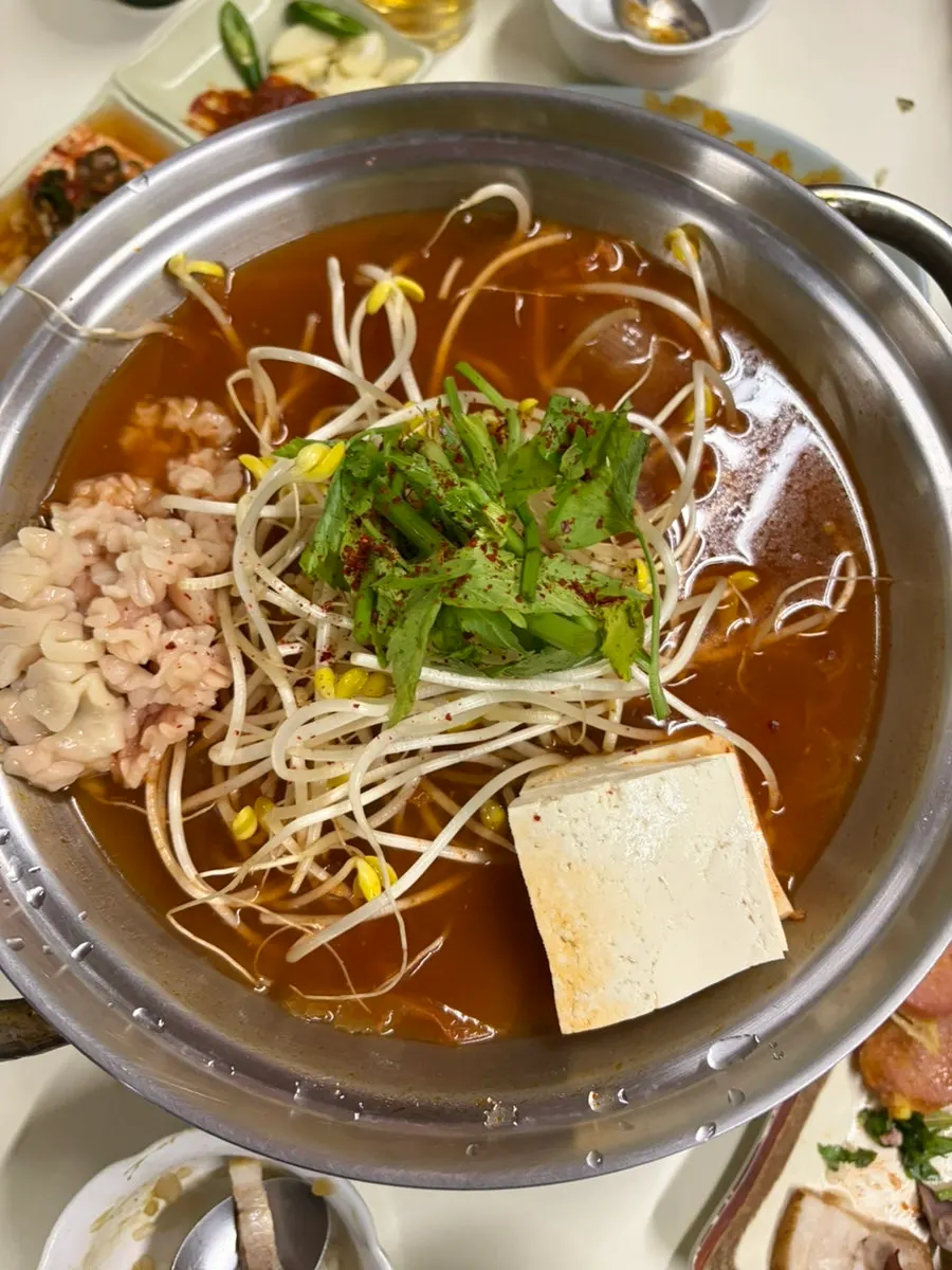 夾起一塊海鮮煎餅的畫面