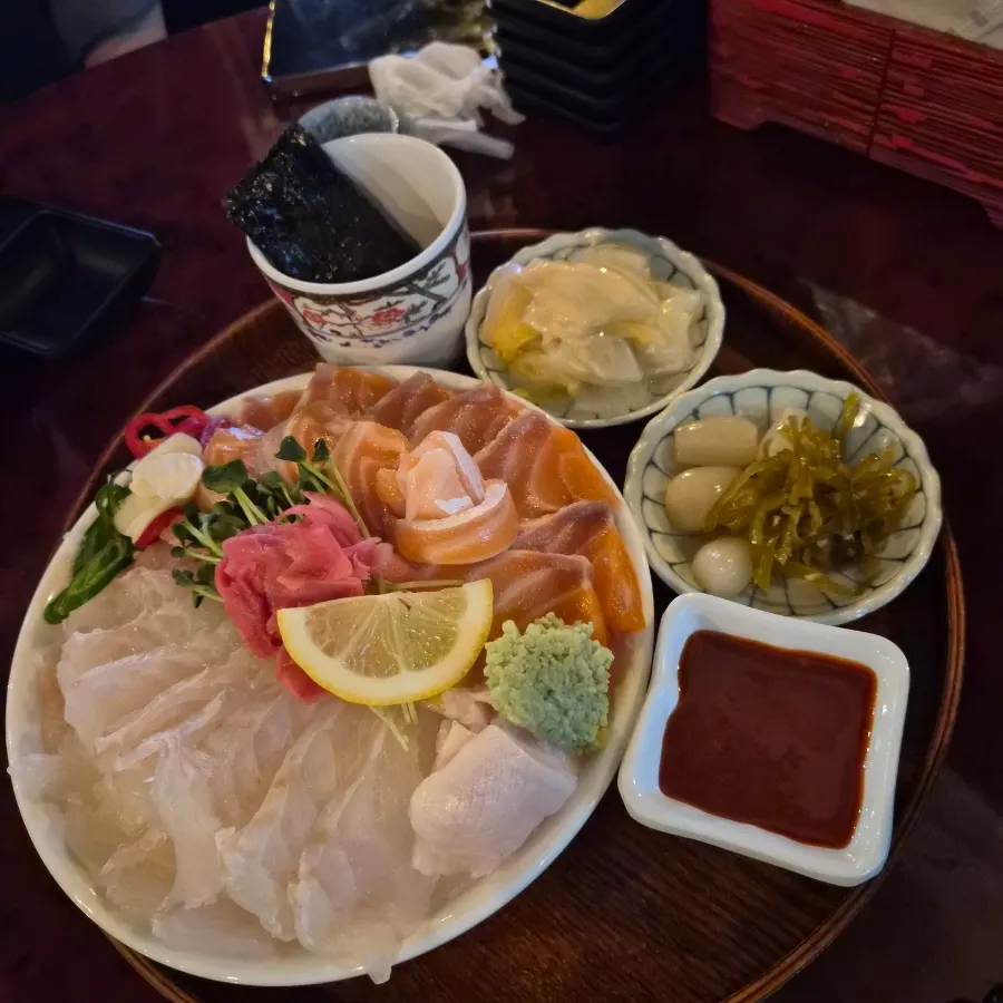 Half flounder half salmon gwangban-yeonban platter