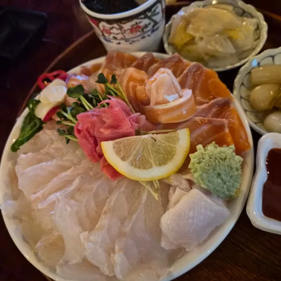 Gwangban-yeonban sashimi plate packed full