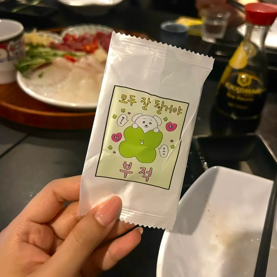 테이블에 올린 부적