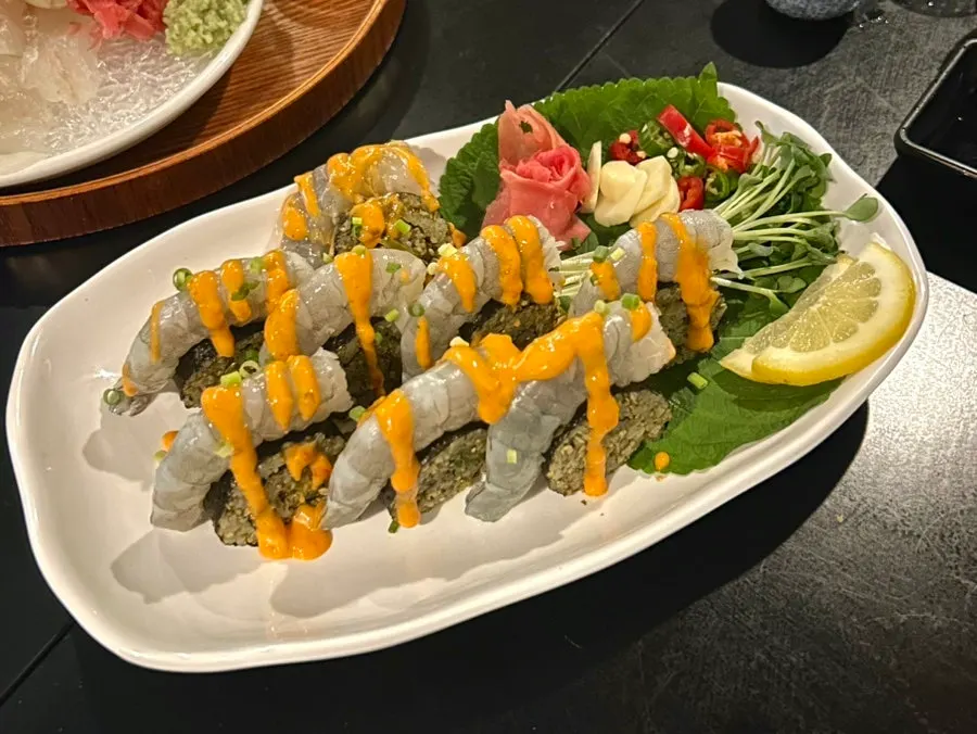 불닭마요 소스를 올린 생새우회마끼 한 접시