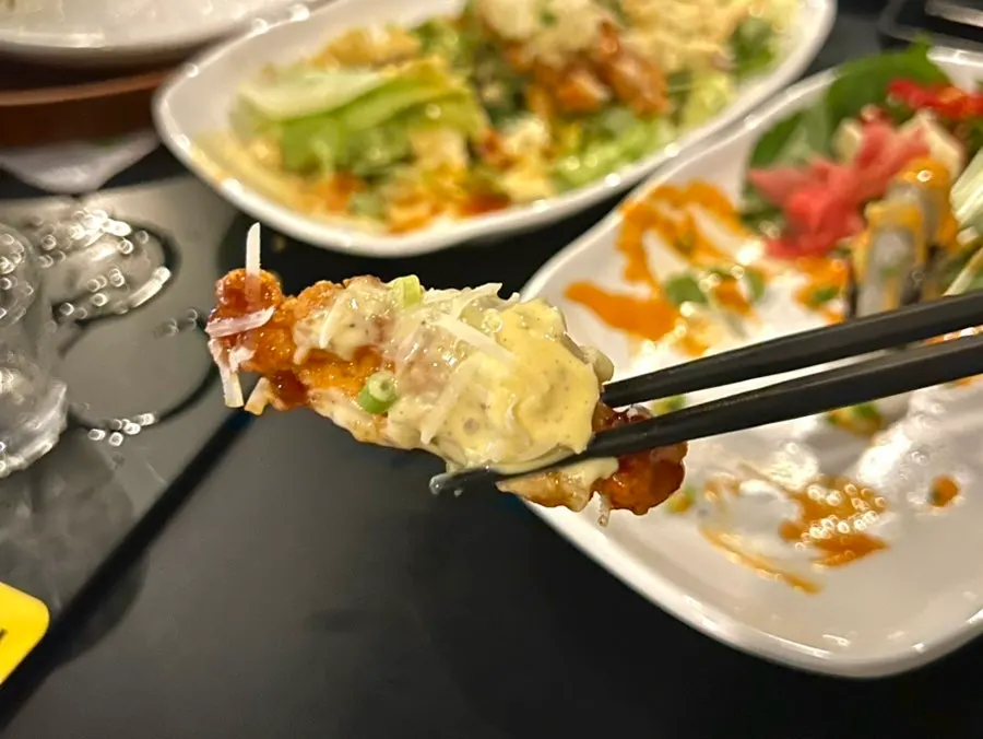 소스를 묻힌 치킨난반 한 조각