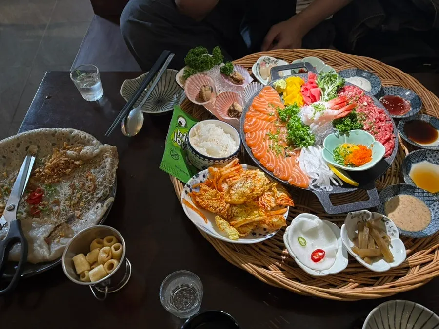천잔한상과 차돌볶음우동을 함께 차린 테이블