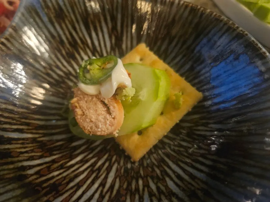 비스켓 위에 명란을 올린 모습