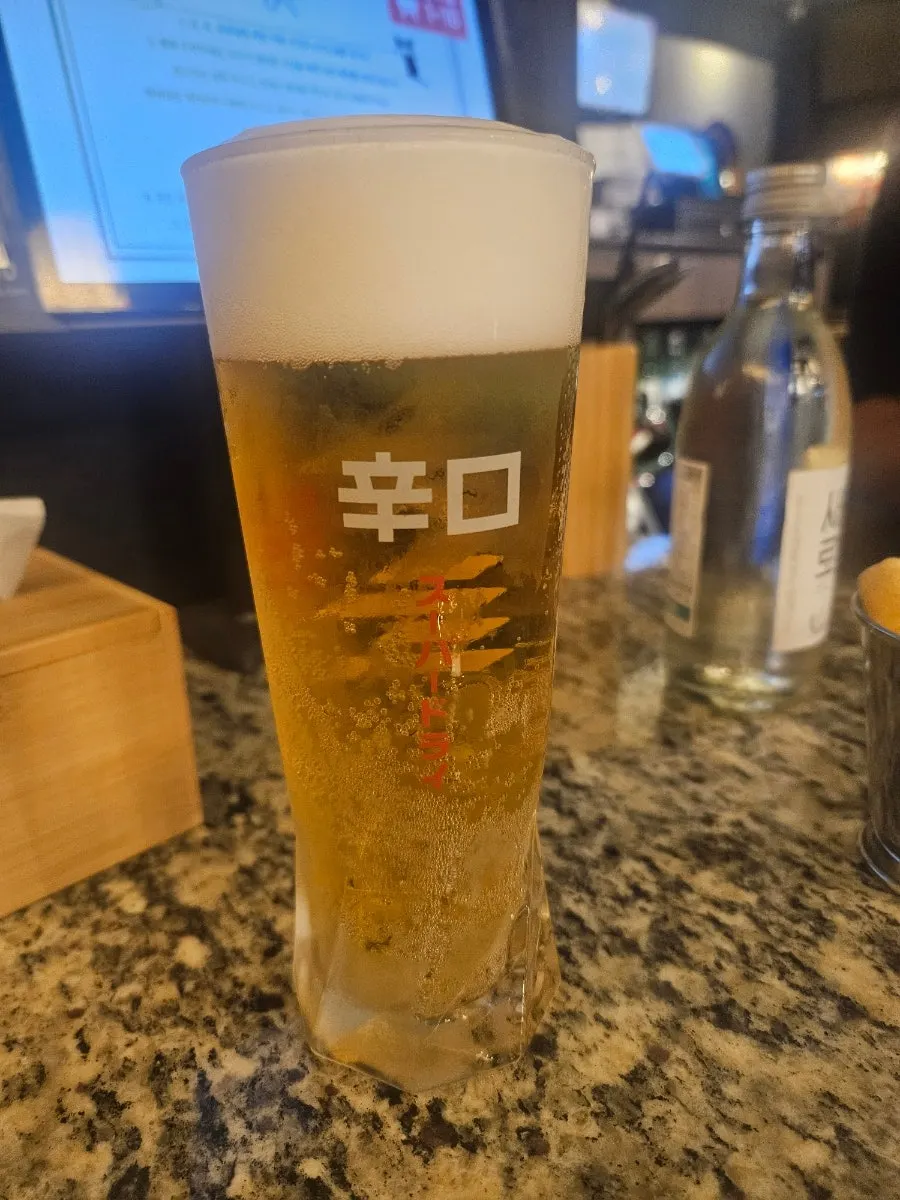 육회와 명란구이가 함께 놓인 테이블