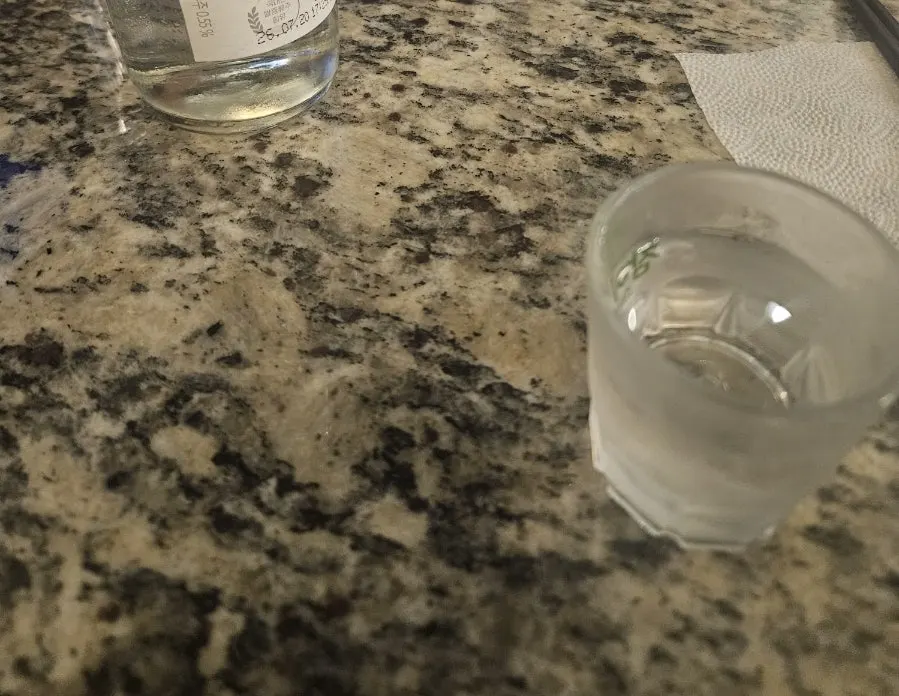 생맥주와 새로 소주를 곁들인 안주 상차림