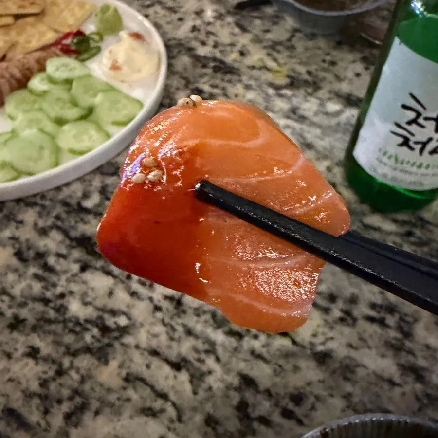 사워크림과 무순을 올린 연어 한 점