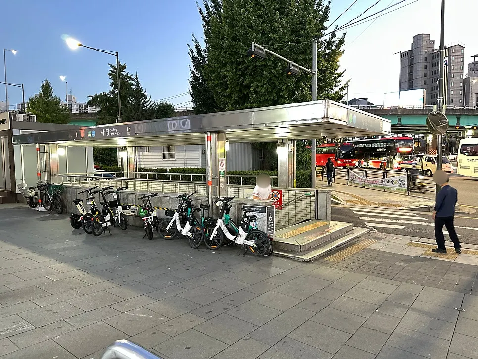 사당역 13번 출구 근처 경성상회 입구