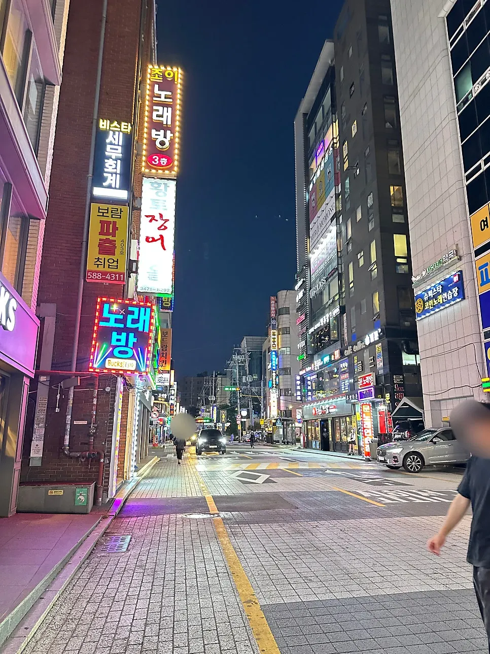 지하 1층으로 내려가는 경성상회 계단