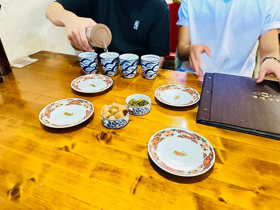 간격이 여유로운 경성상회 테이블석