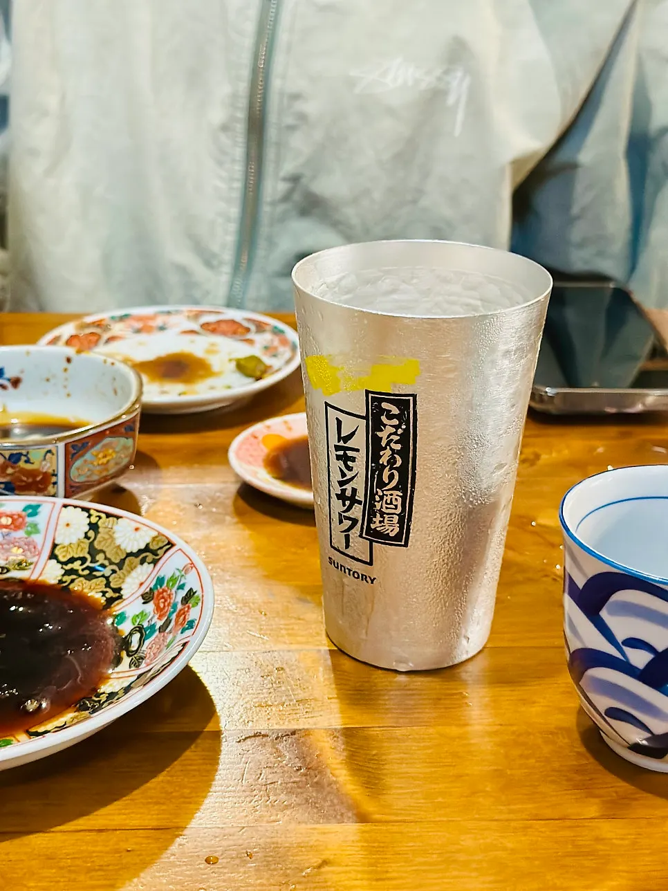 안주와 생맥주가 차려진 경성상회 테이블