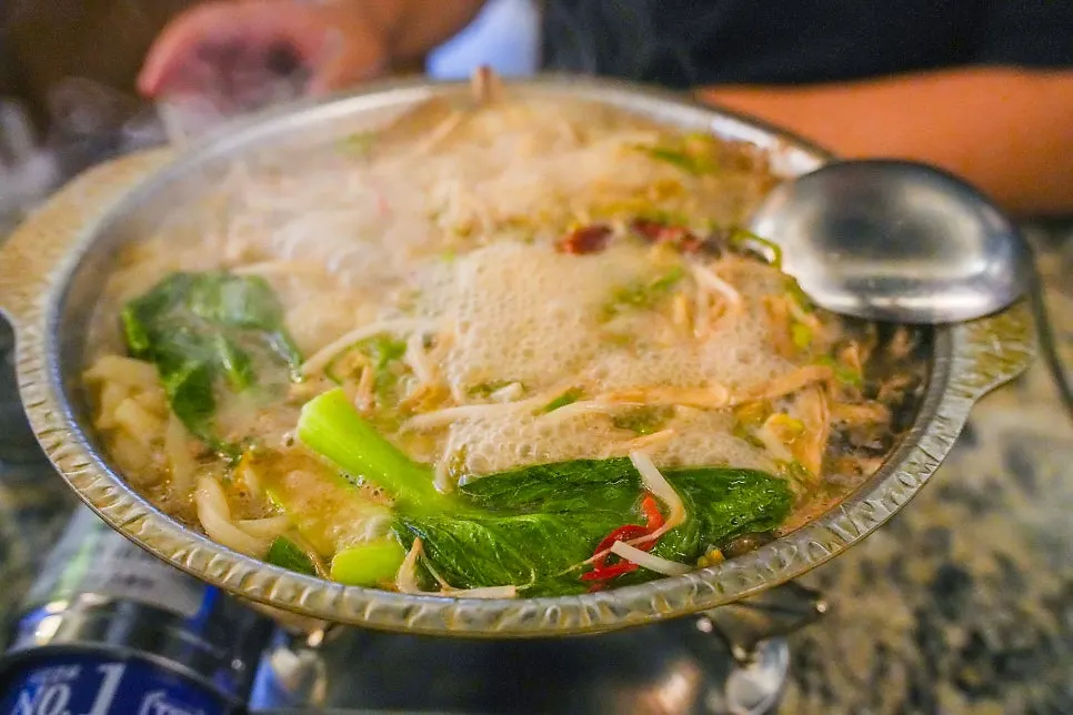 숙주와 청경채, 버섯이 올라간 짬뽕탕 재료