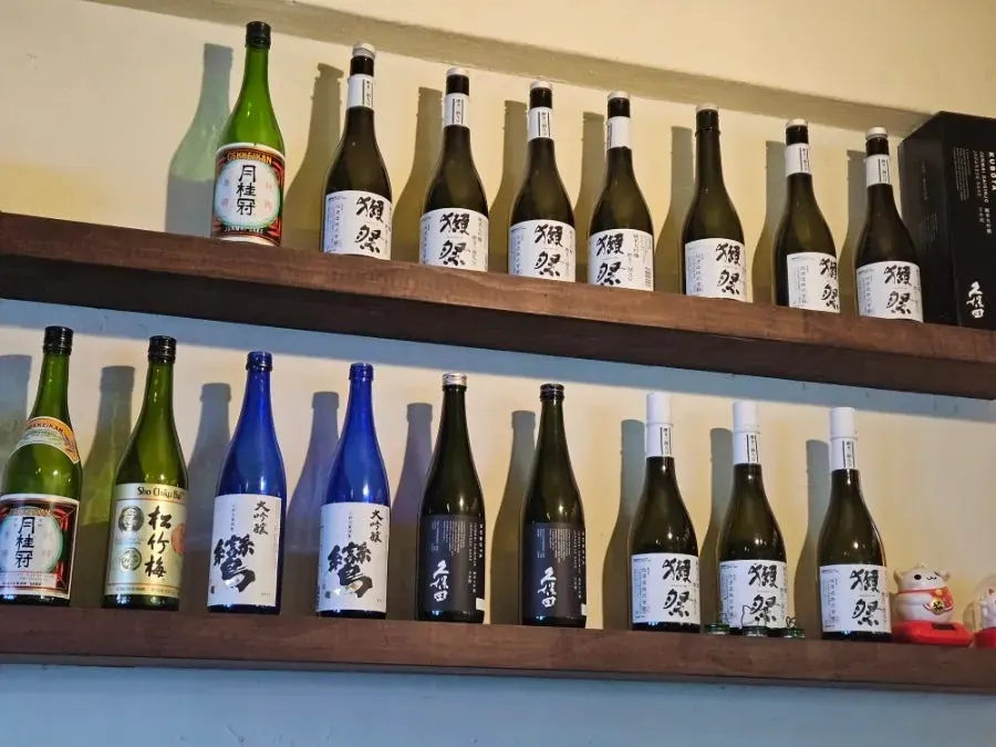 천잔 좌석과 조명 분위기