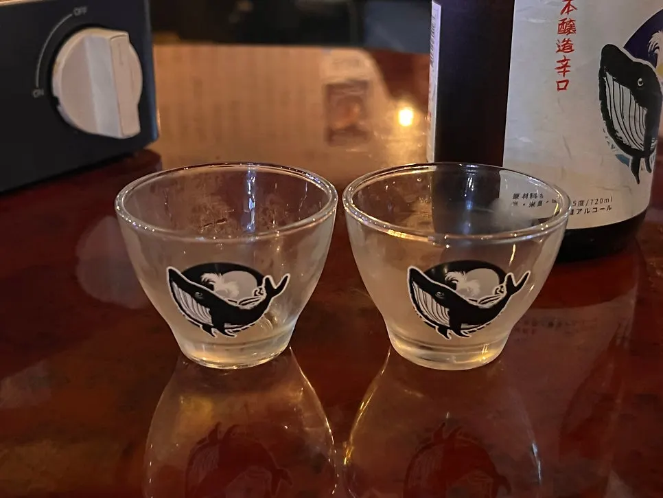 고래사케와 세트 구성 사케잔