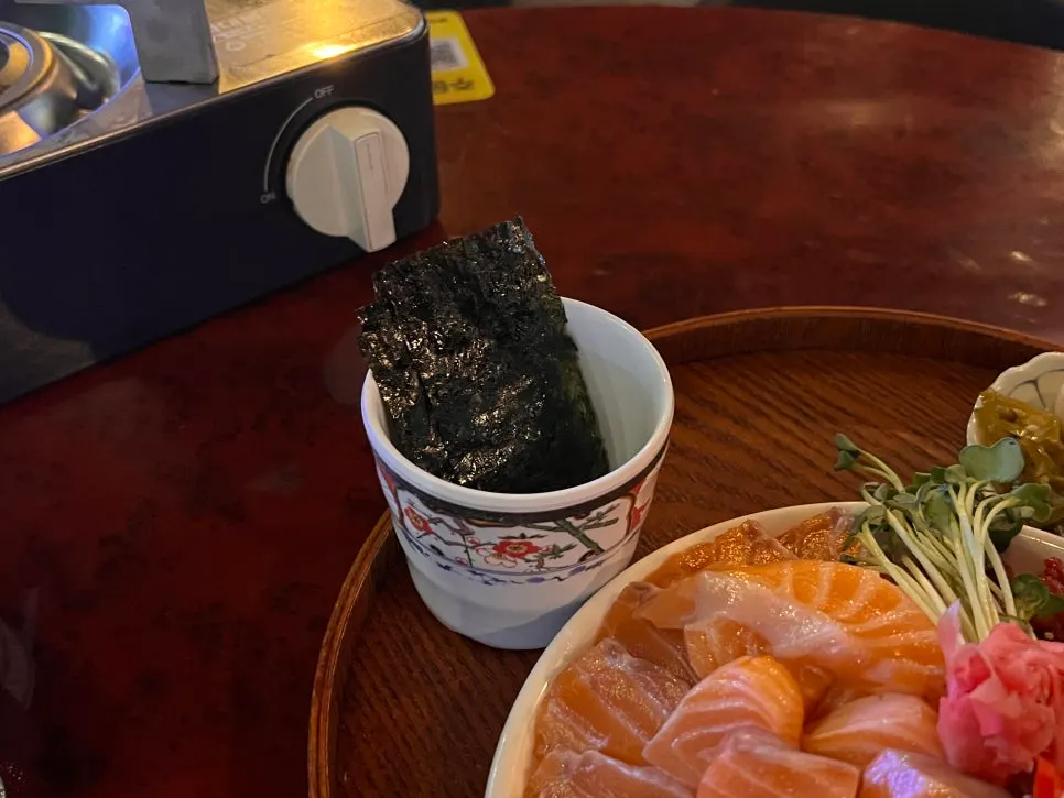 연어육회 반반 접시 클로즈업