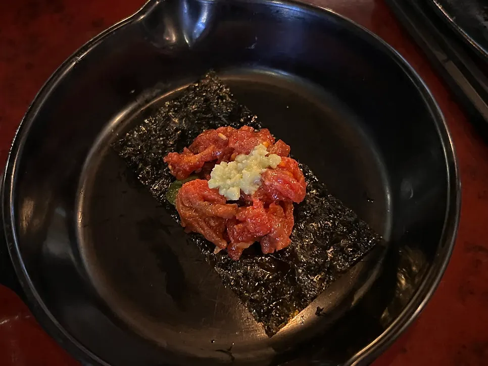 흑임자 소스에 찍은 육회